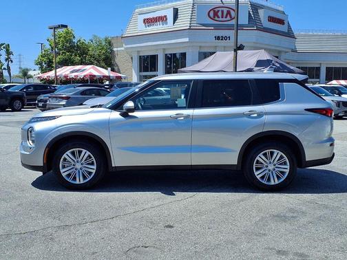 Alloy Silver Metallic 2024 Mitsubishi Outlander ES 2.5 2WD