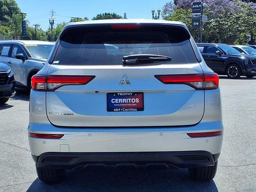 Alloy Silver Metallic 2024 Mitsubishi Outlander ES 2.5 2WD