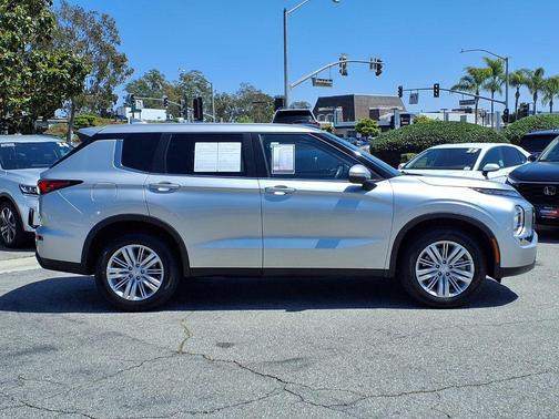 Alloy Silver Metallic 2024 Mitsubishi Outlander ES 2.5 2WD