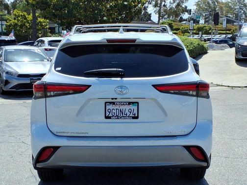Pearl 2023 Toyota Highlander Platinum