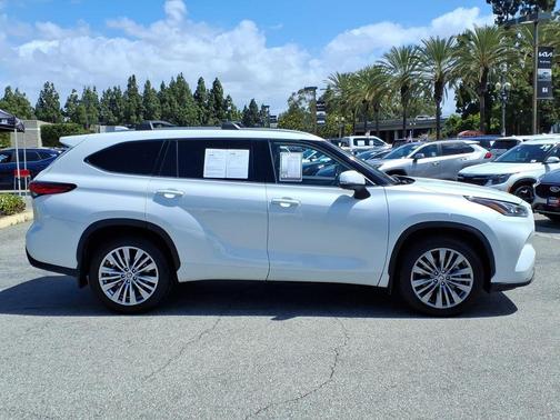 Pearl 2023 Toyota Highlander Platinum