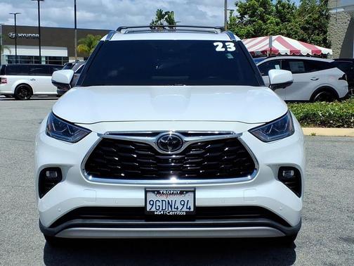 Pearl 2023 Toyota Highlander Platinum