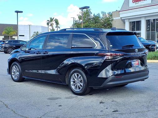 2025 Toyota Sienna LE