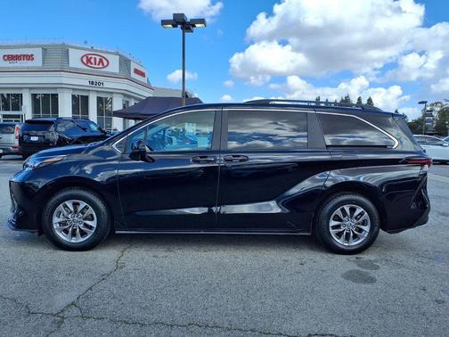 2025 Toyota Sienna LE