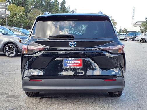 2025 Toyota Sienna LE