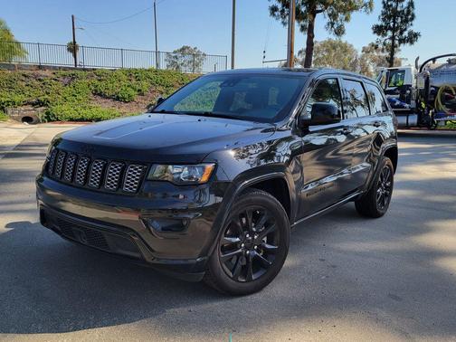 Diamond Black Crystal Pearlcoat 2021 Jeep Grand Cherokee Laredo