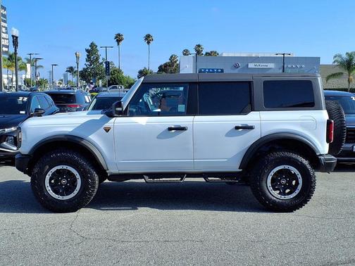Oxford White 2023 Ford Bronco Badlands