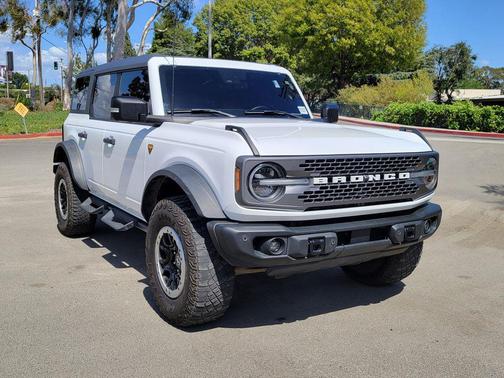 Oxford White 2023 Ford Bronco Badlands