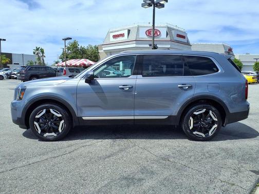 Everlasting Silver 2023 Kia Telluride S