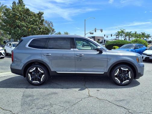 Everlasting Silver 2023 Kia Telluride S