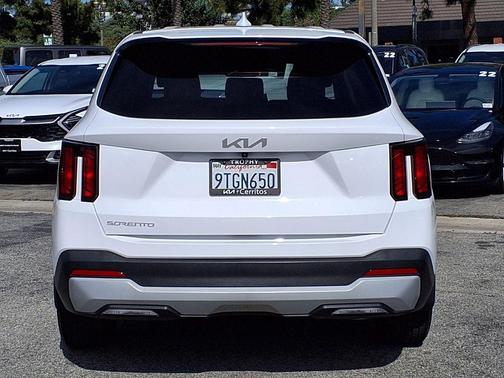 Glacial White Pearl 2025 Kia Sorento LX
