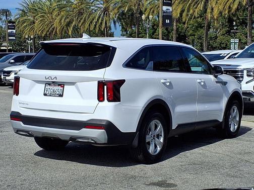 Glacial White Pearl 2025 Kia Sorento LX