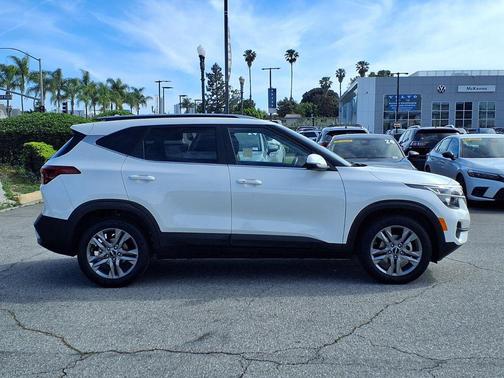 Snow White Pearl 2022 Kia Seltos S