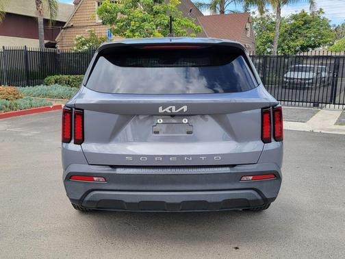 Everlasting Silver 2022 Kia Sorento LX