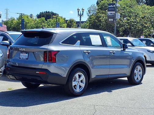 Everlasting Silver 2023 Kia Sorento LX