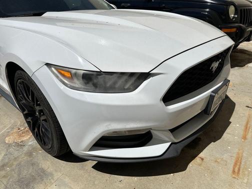 Oxford White 2017 Ford Mustang V6