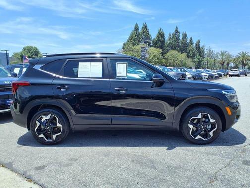 Fusion Black 2024 Kia Seltos EX