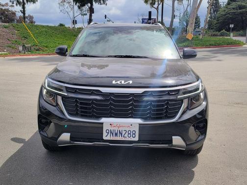 Fusion Black 2024 Kia Seltos EX