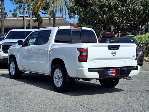 Glacier White 2022 Nissan Frontier SV