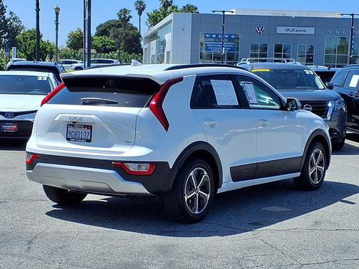 Snow White Pearl 2023 Kia Niro EX
