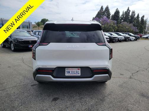 Snow White Pearl 2024 Kia EV9 Land