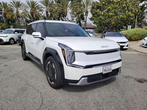 Snow White Pearl 2024 Kia EV9 Land