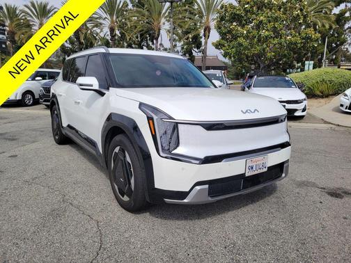 Snow White Pearl 2024 Kia EV9 Land