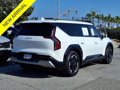Snow White Pearl 2024 Kia EV9 Land