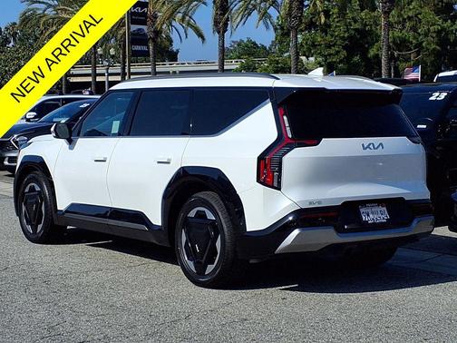Snow White Pearl 2024 Kia EV9 Land