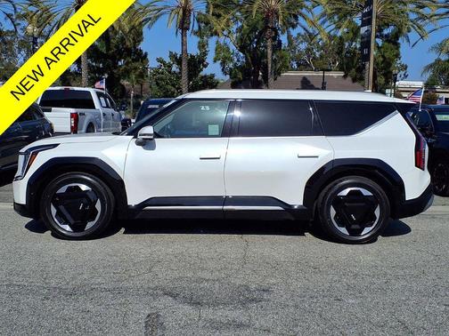 Snow White Pearl 2024 Kia EV9 Land