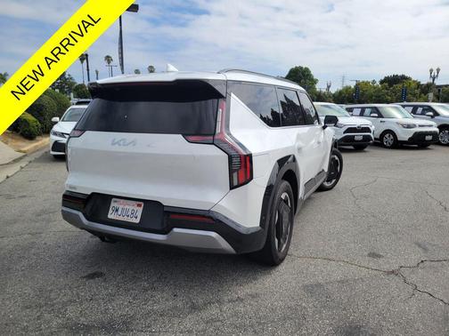 Snow White Pearl 2024 Kia EV9 Land