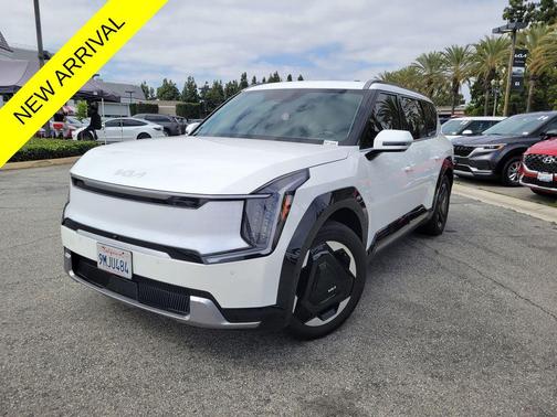 Snow White Pearl 2024 Kia EV9 Land
