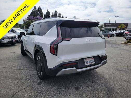 Snow White Pearl 2024 Kia EV9 Land