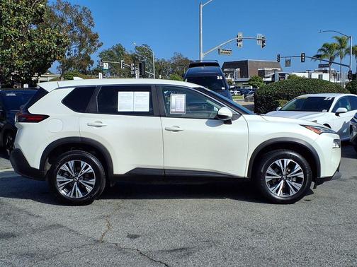 Pearl White Tricoat 2022 Nissan Rogue SV
