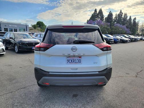 Pearl White Tricoat 2022 Nissan Rogue SV