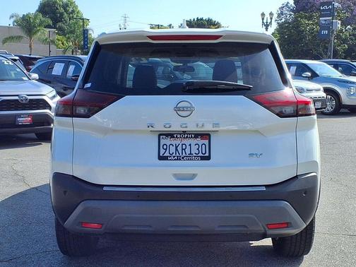 Pearl White Tricoat 2022 Nissan Rogue SV