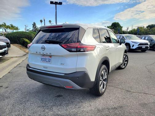 Pearl White Tricoat 2022 Nissan Rogue SV