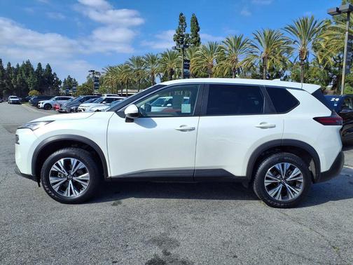 Pearl White Tricoat 2022 Nissan Rogue SV