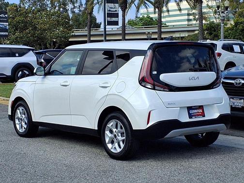 Snow White Pearl 2025 Kia Soul LX