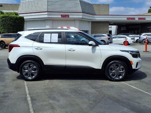 Snow White Pearl 2024 Kia Seltos S