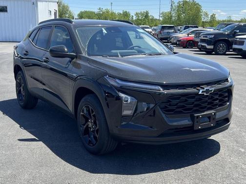 Mosaic Black Metallic 2026 Chevrolet Trax LT