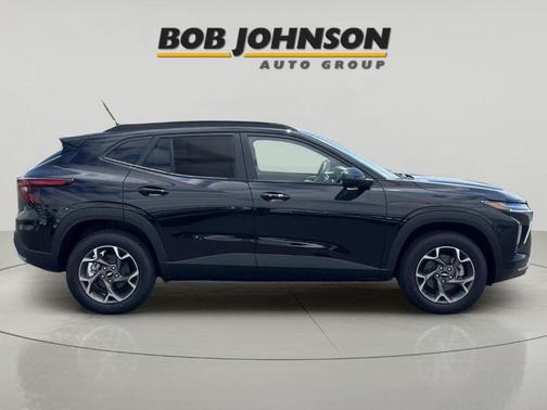Mosaic Black Metallic 2026 Chevrolet Trax LT
