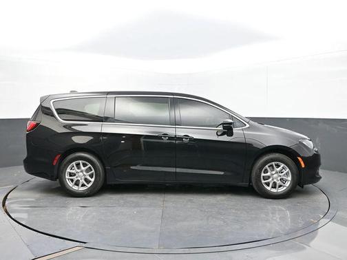 2025 Chrysler Voyager LX