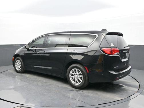 2025 Chrysler Voyager LX