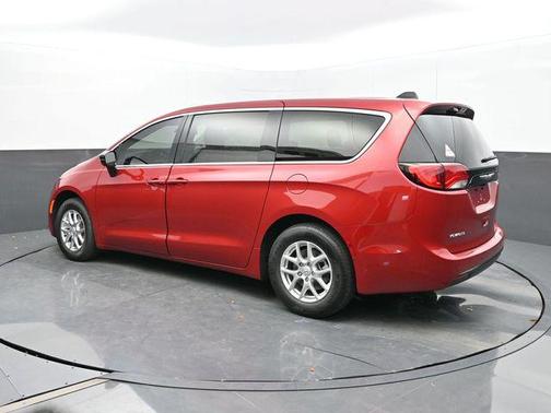 2025 Chrysler Voyager LX