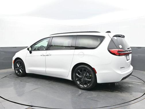 Bright White Clearcoat 2027 Chrysler Pacifica Limited