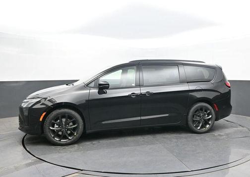 Diamond Black Crystal Pearlcoat 2027 Chrysler Pacifica Limited