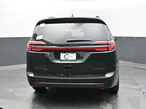 Diamond Black Crystal Pearlcoat 2027 Chrysler Pacifica Limited