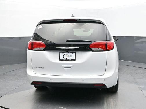 2025 Chrysler Voyager LX