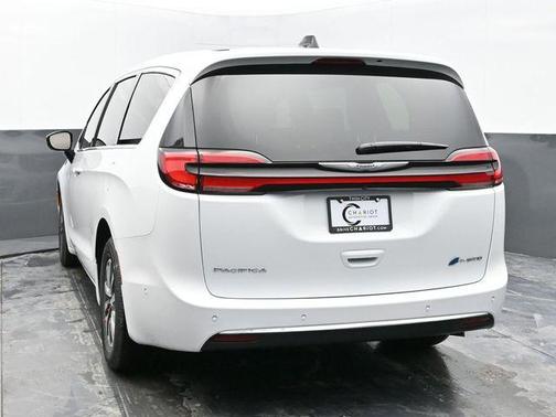 2025 Chrysler Pacifica Hybrid Select